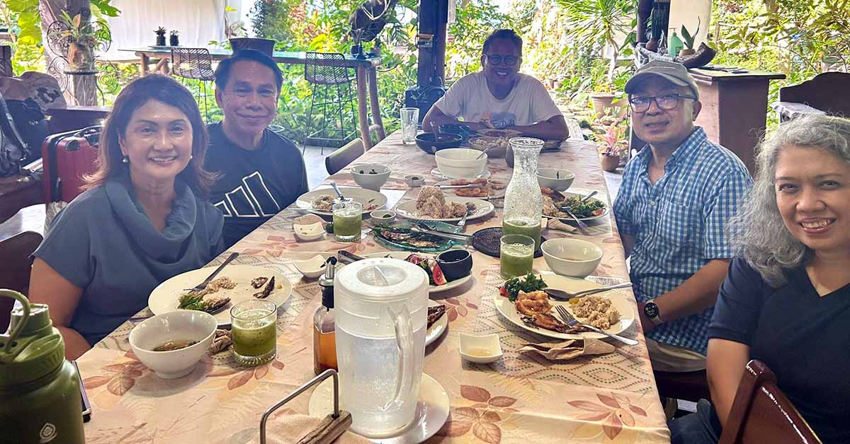 A traditional Batangueño lunch at Kapusod with my cousins and Howie Severino
